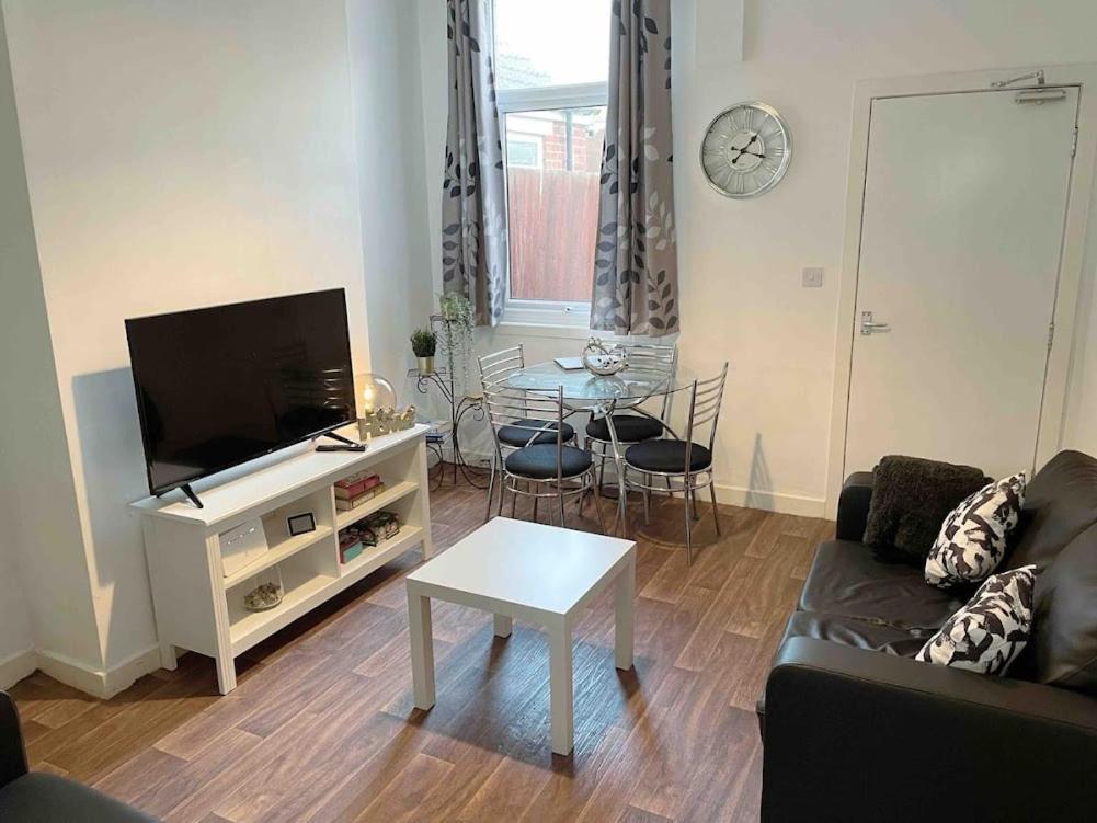 Homely 3 Bed Town House In Coventry City Centre Buitenkant foto